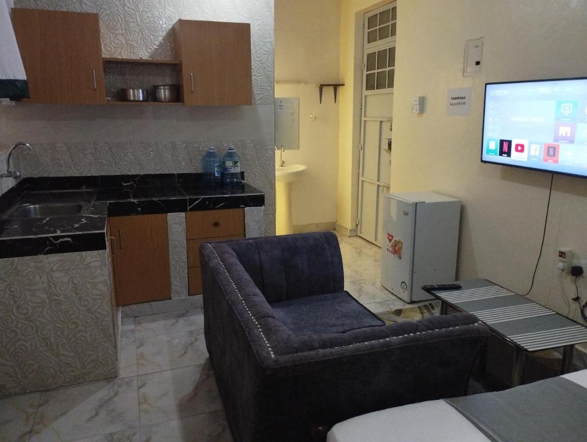 Divine Studio Bed & Breakfast มอมบาซา ภายนอก รูปภาพ